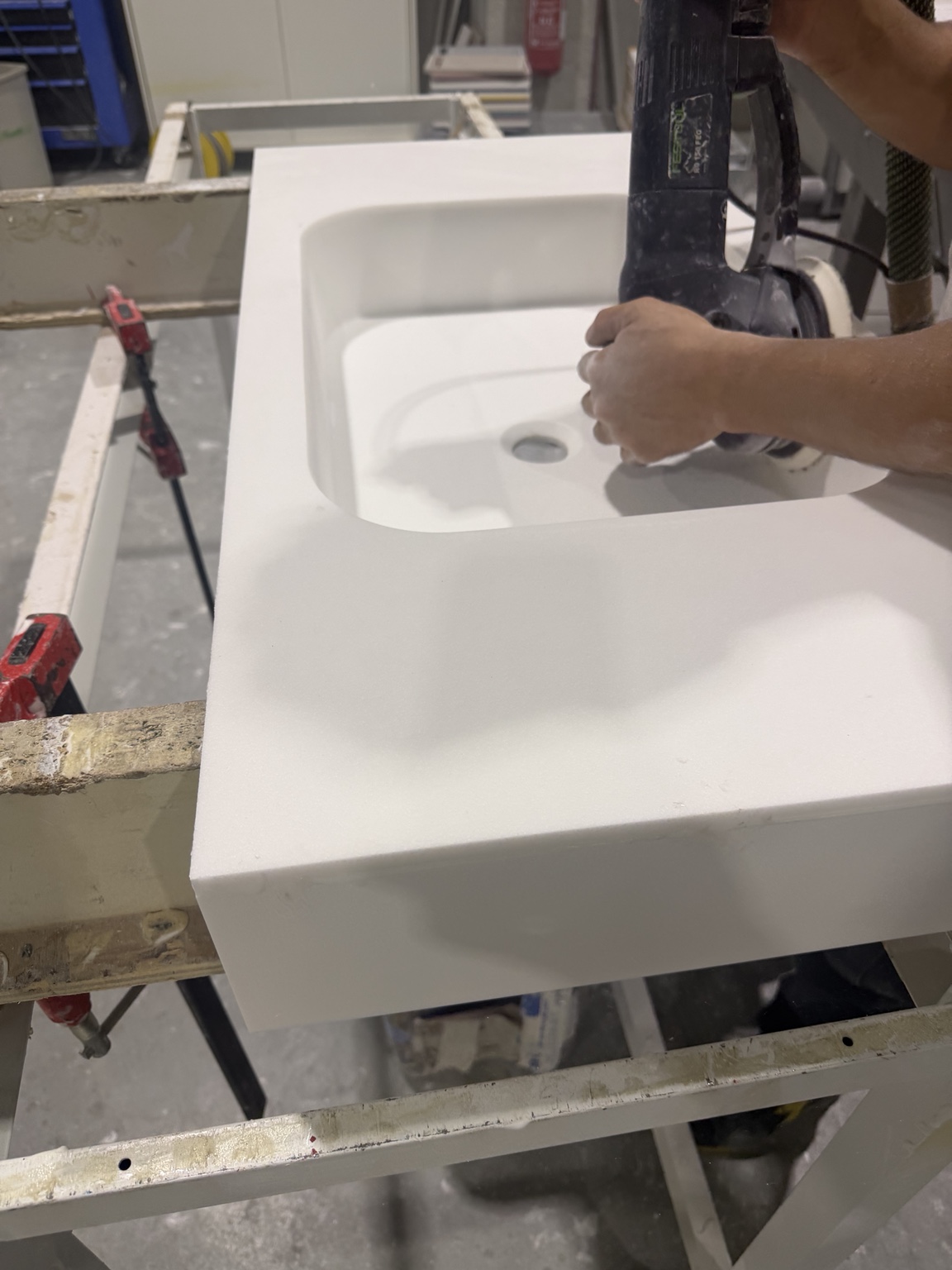 Plan vasque Solid Surface blanc avec cuve intégrée en fabrication TOPMACS